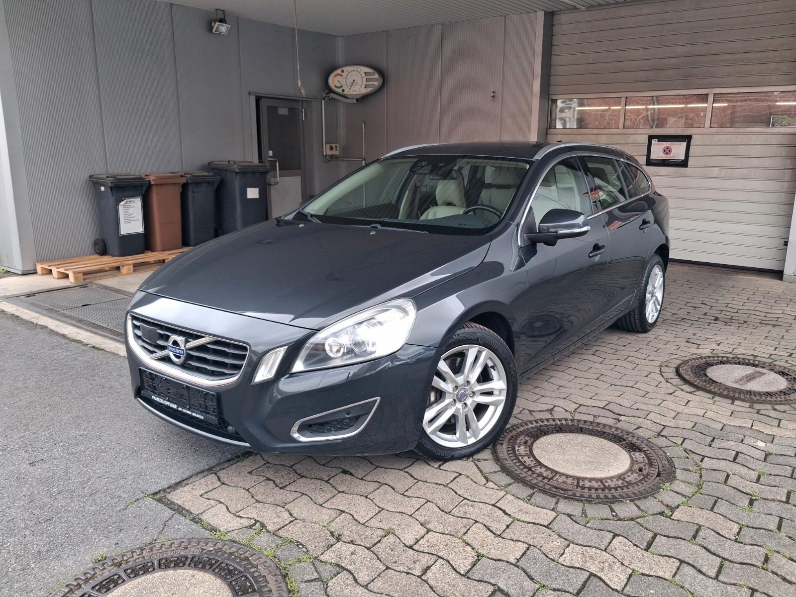 Volvo V60 Kombi Summum AWD~BLIS~DAC~DAS~ACC~RRW