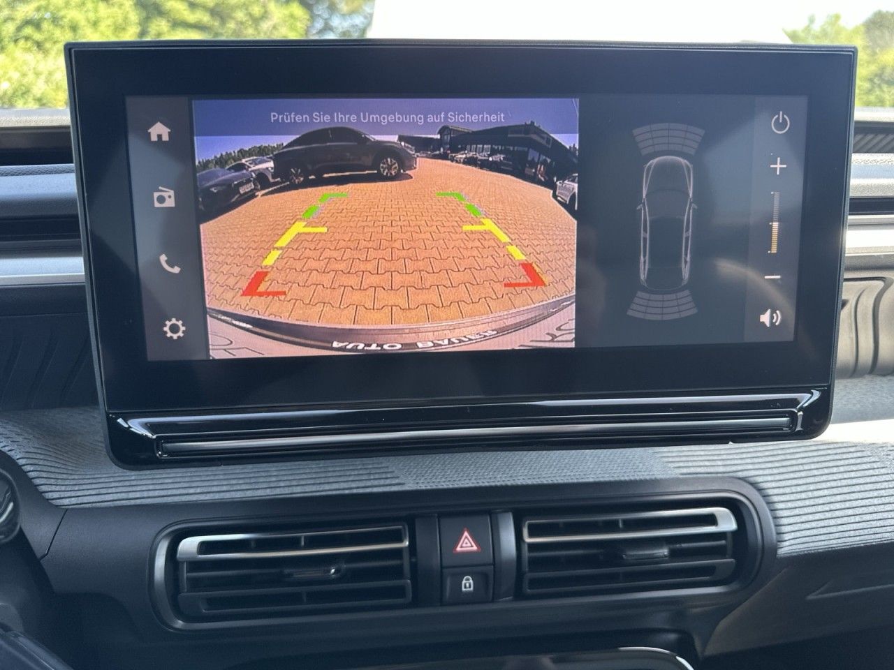 Fahrzeugabbildung Citroën C3 Aircross Turbo 100 PLUS - mit KI generiert/bearbeitet