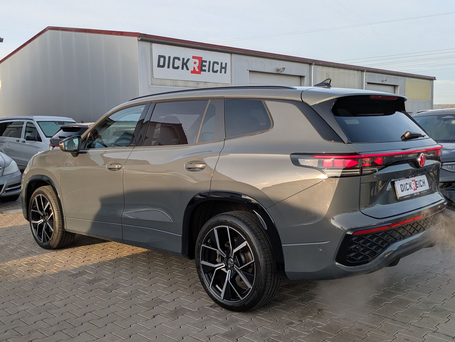 Fahrzeugabbildung Volkswagen Tayron 2.0 TDI 4M R-Line BLACK*7Si*MATRIX*PANO