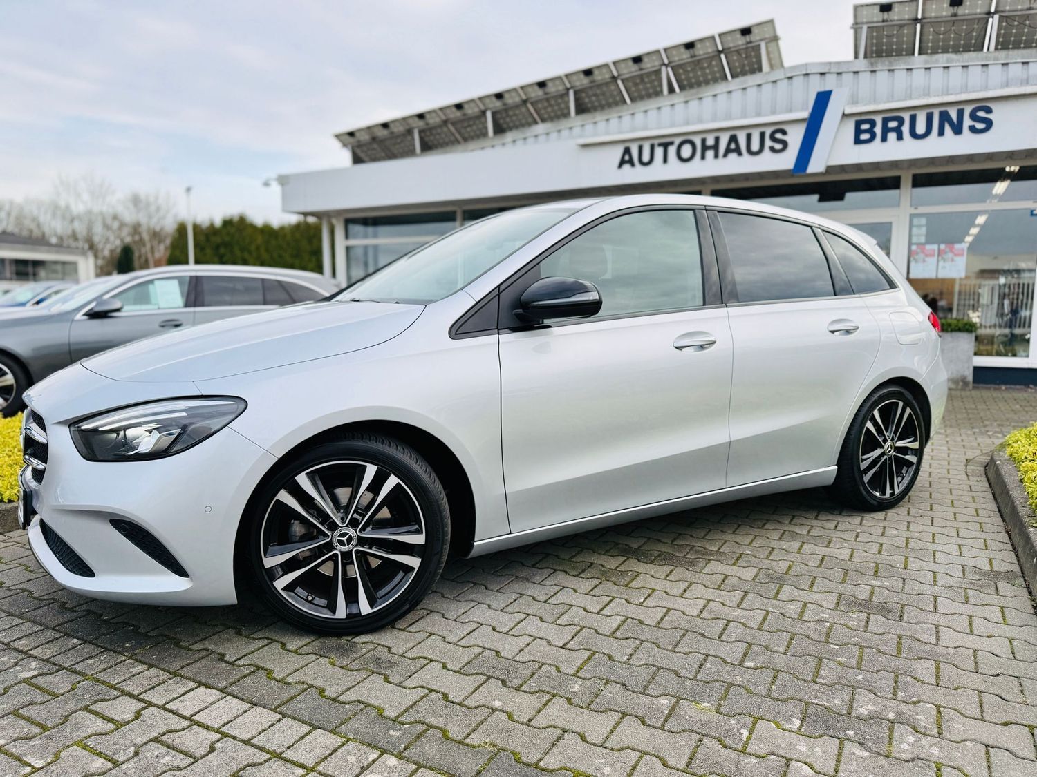 Fahrzeugabbildung Mercedes-Benz B 180 PROGRESSIVE & NIGHT, Automatik, AHK, LED,