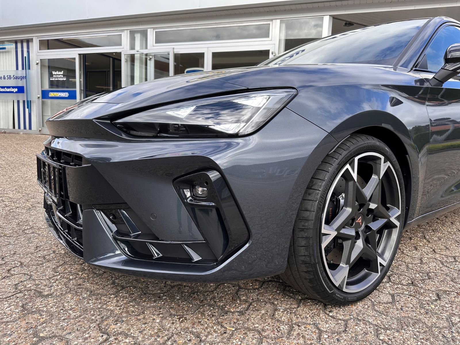 Fahrzeugabbildung CUPRA Leon VZ 2.0 TSI Pano/ACC/APP/LED/RFK/PDC/SHZG