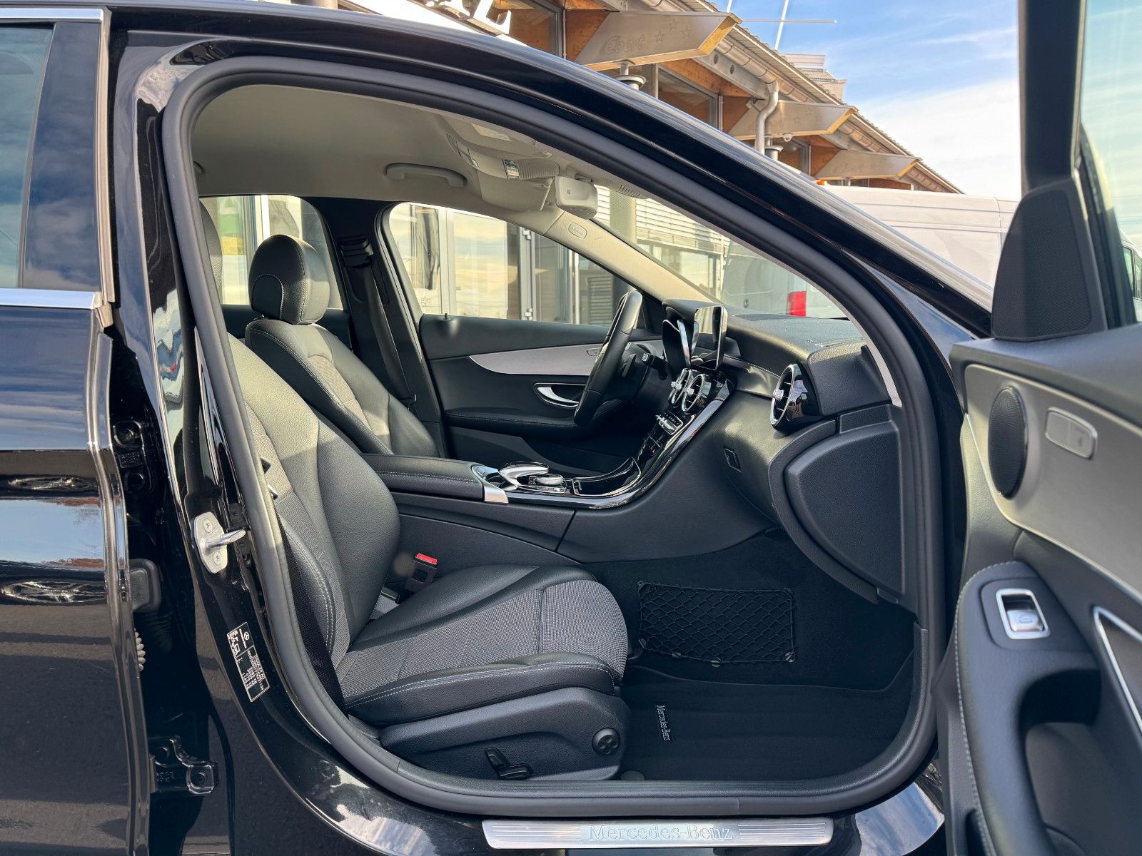 Fahrzeugabbildung Mercedes-Benz C 200 C Limousine+Avantgarde+AHK+RFK+TotW