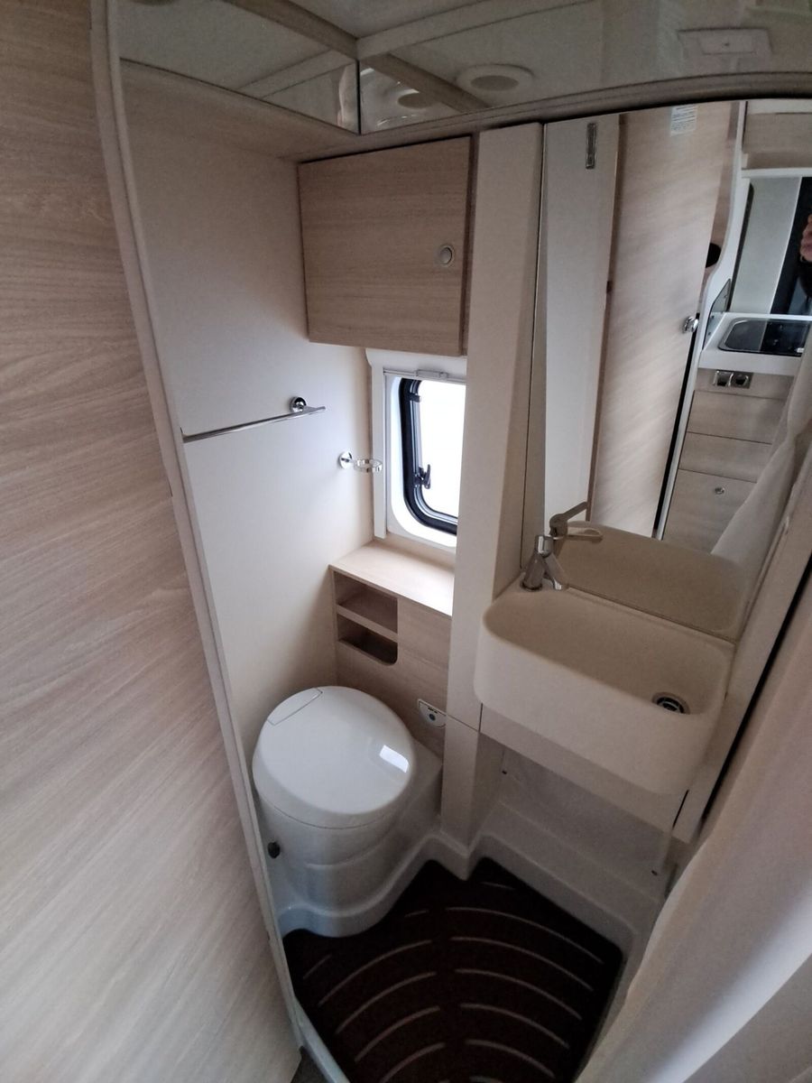 Fahrzeugabbildung Eura Mobil Van V 635 HB Captain-Chair-Sitze, Skyroof, RFK