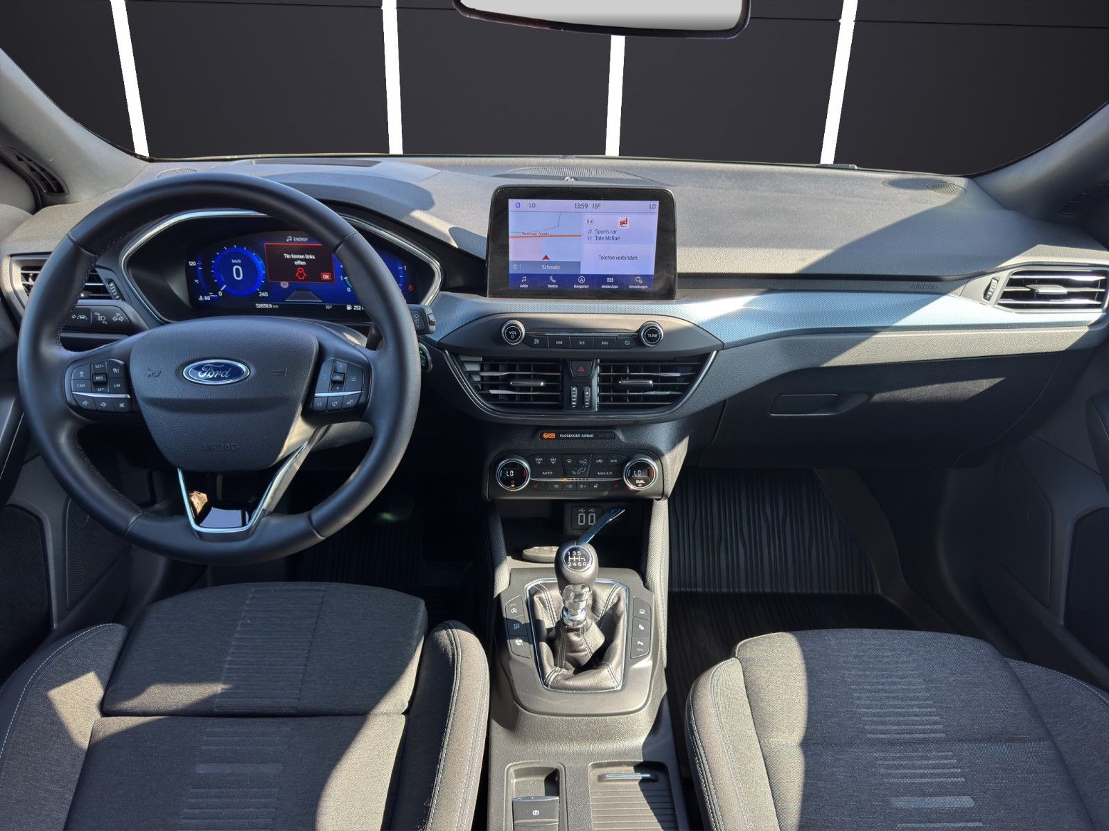 Fahrzeugabbildung Ford Focus Lim. Active X*Ahk*Kamera*Head-Up*LED*