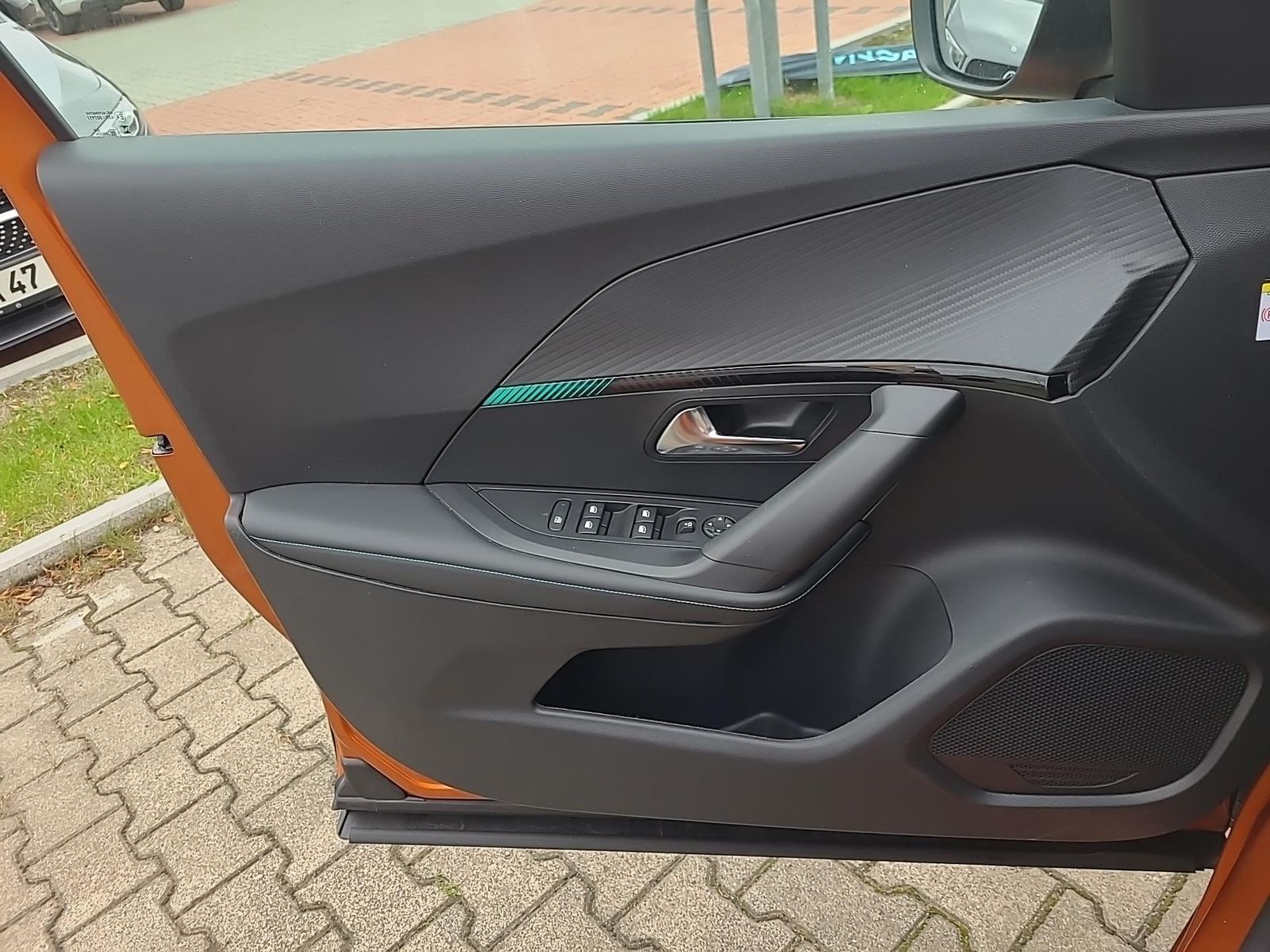Fahrzeugabbildung Peugeot 2008 Allure +LED+TEMPOMAT+CARPLAY+LANEASSIST+