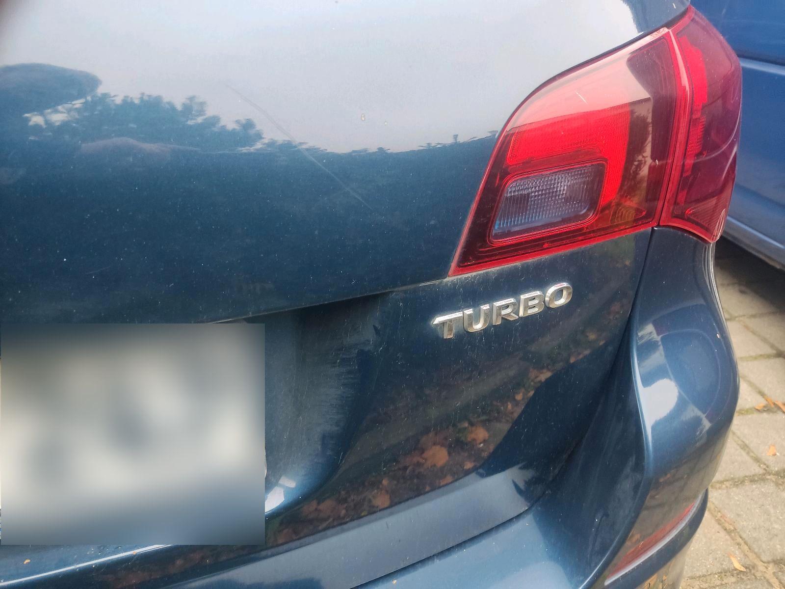 Opel Astra 2011 — photo 8