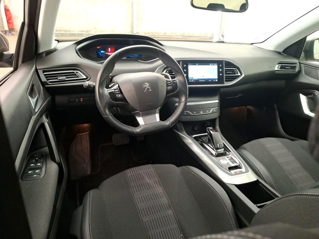 Fahrzeugabbildung Peugeot 308 SW Allure 1.2T LED/NAVI/PDC/ALU/BLIS/VIRTUAL