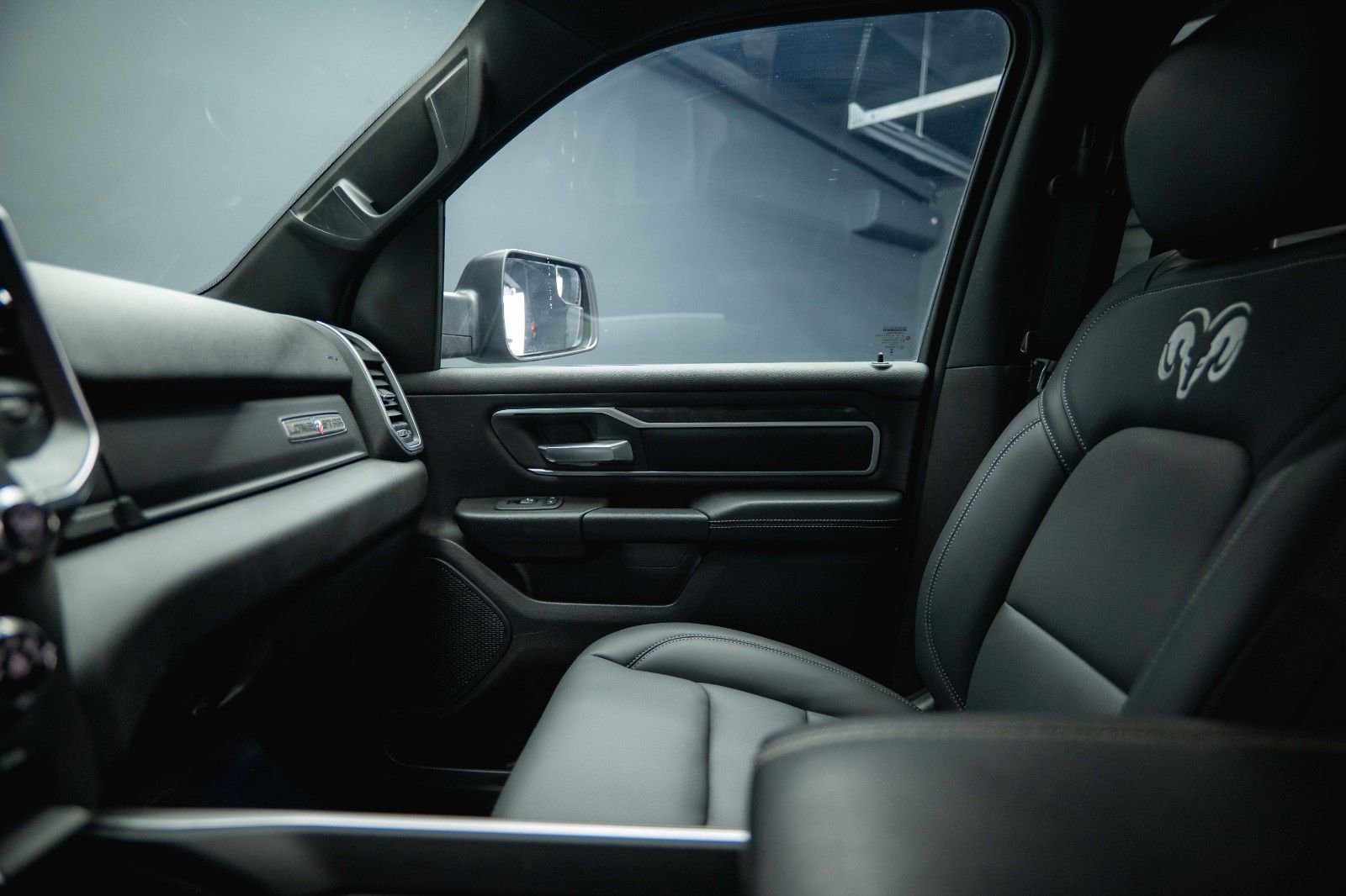 Fahrzeugabbildung Dodge RAM 5.7 V8 HEMI 4x4 OFFROAD Night-Paket *LED*19%