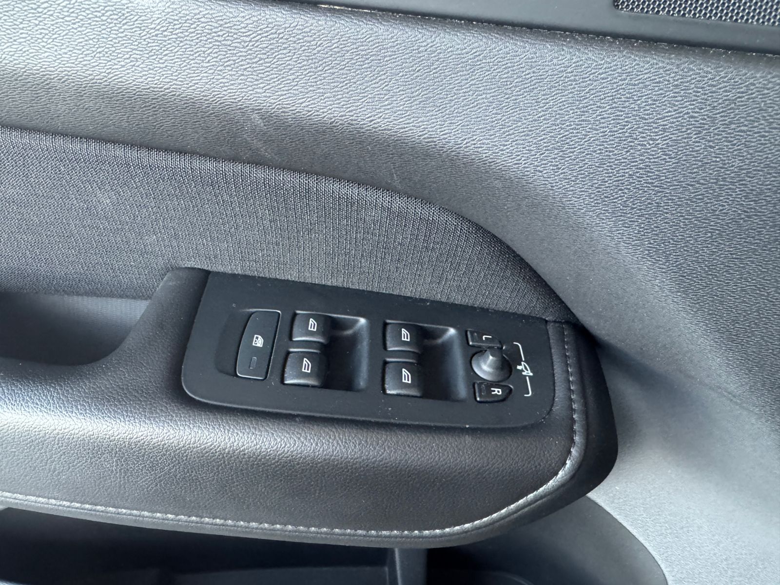 Fahrzeugabbildung Volvo XC60 Momentum Pro 2WD LED NAV DAB RFK SHZ ALU