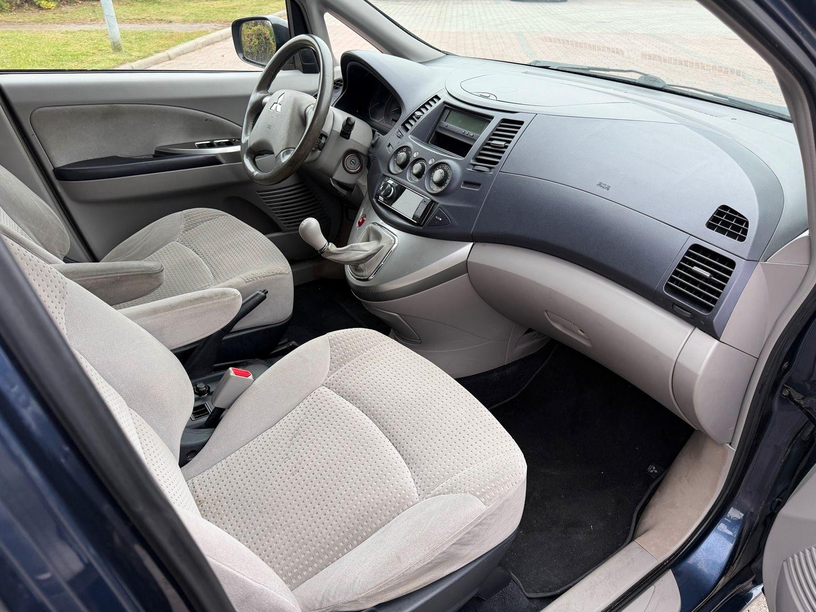 Mitsubishi Grandis 2004 — photo 11