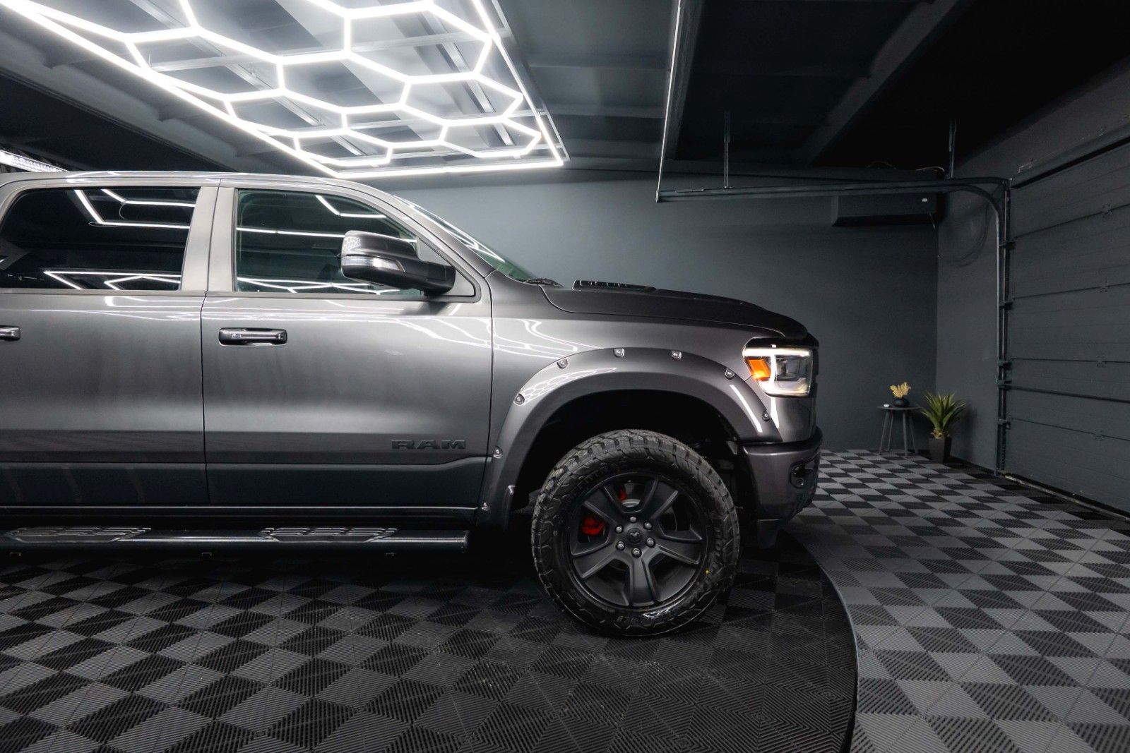 Fahrzeugabbildung Dodge RAM 5.7 V8 HEMI 4x4 OFFROAD NIGHT-Paket LARAMIE