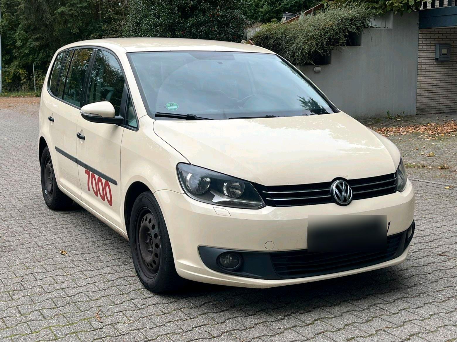 Volkswagen Touran 2015 — interior