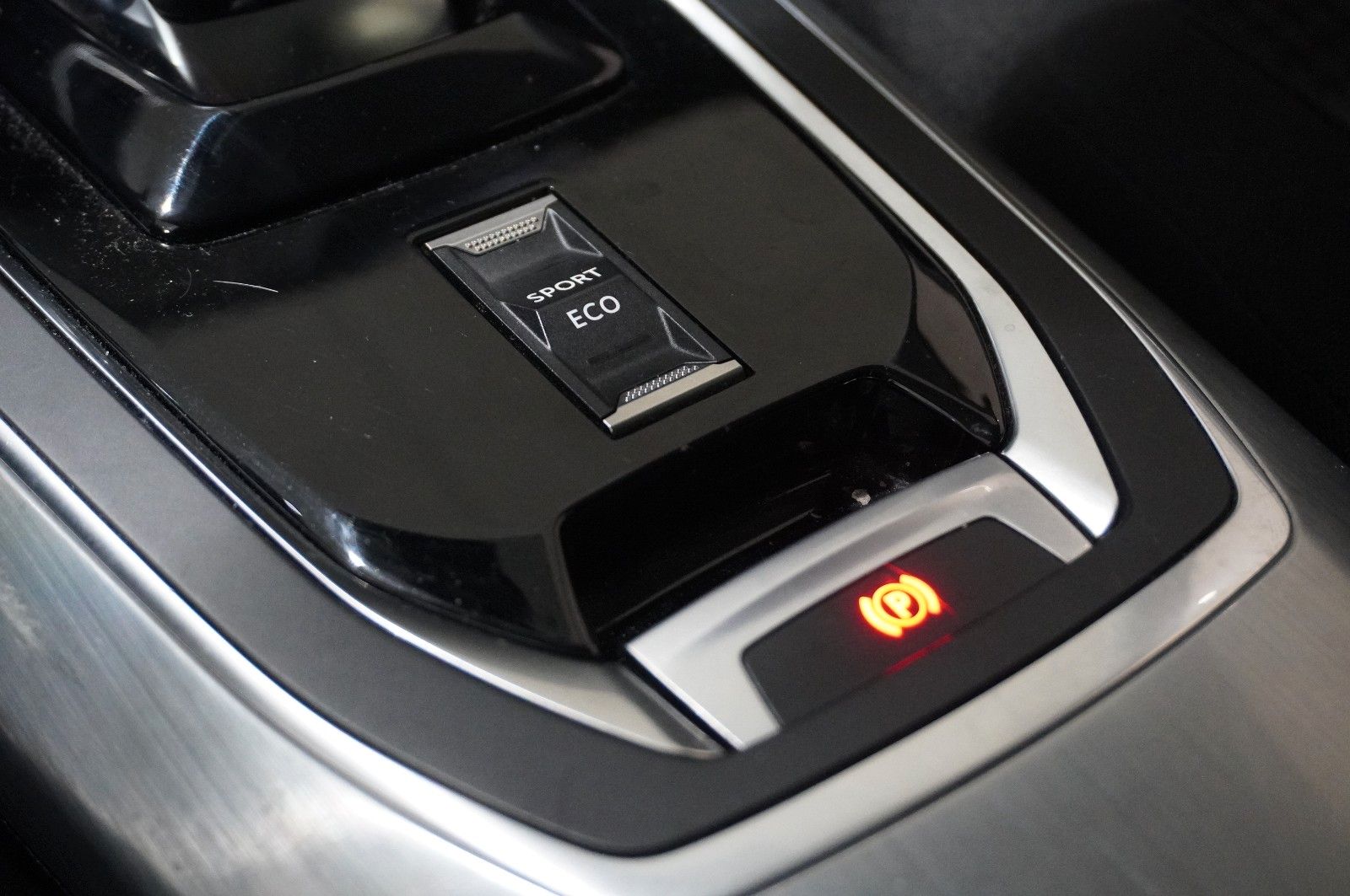 Fahrzeugabbildung Peugeot 308 LIM. 1.2T ACTICE PACK NAVI/LED/SPORT/NEBEL