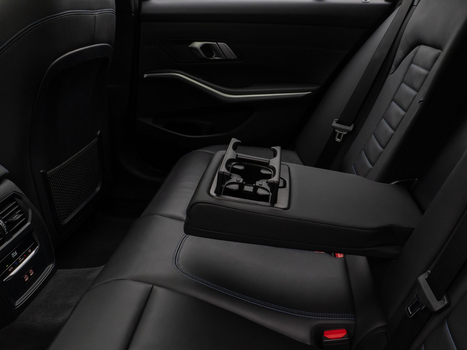 Fahrzeugabbildung BMW 330e xD M Sport Kamera DAB HiFi Komfort Panorama