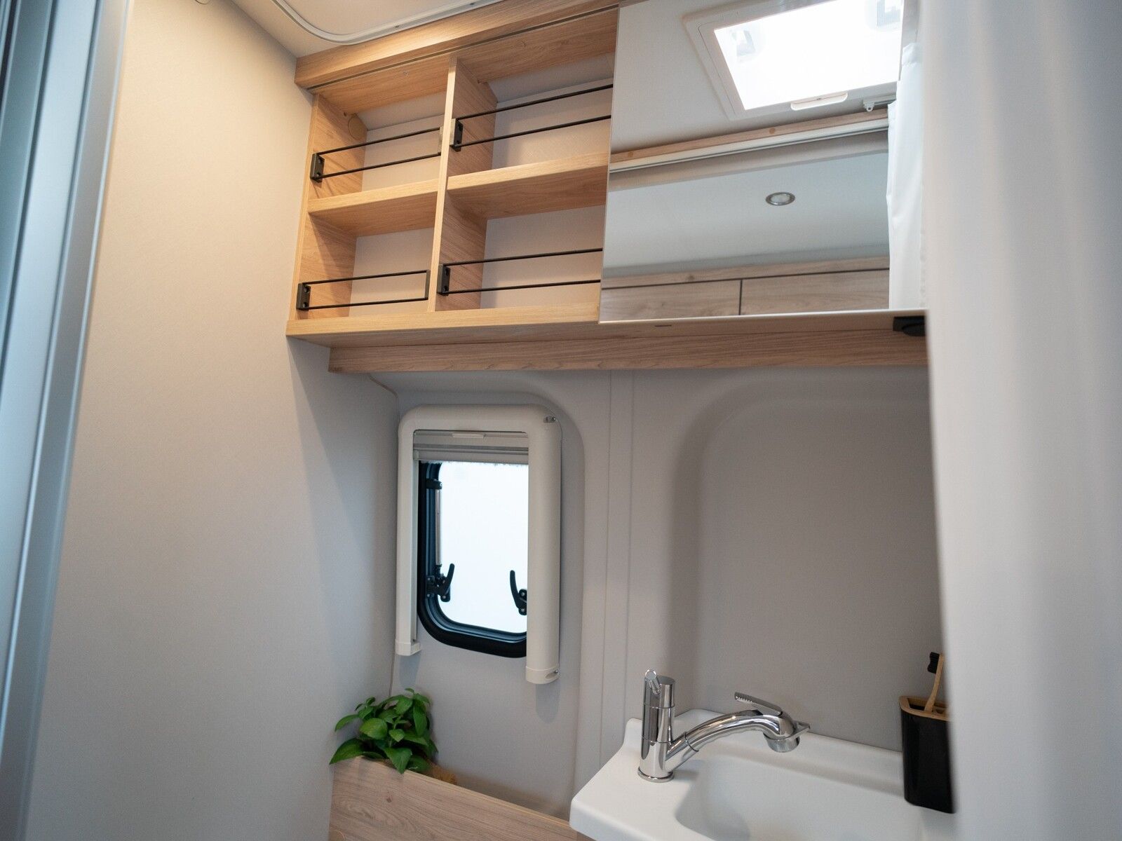 Fahrzeugabbildung Dethleffs Globetrail Classic 590 DK Ford Assistenz-Systeme