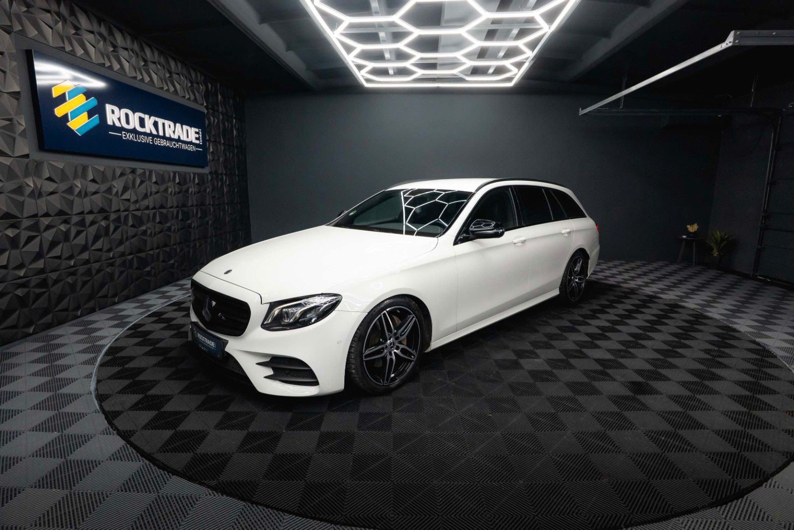 Fahrzeugabbildung Mercedes-Benz E 220d AMG Night-Paket | ACC | LED | Widescreen