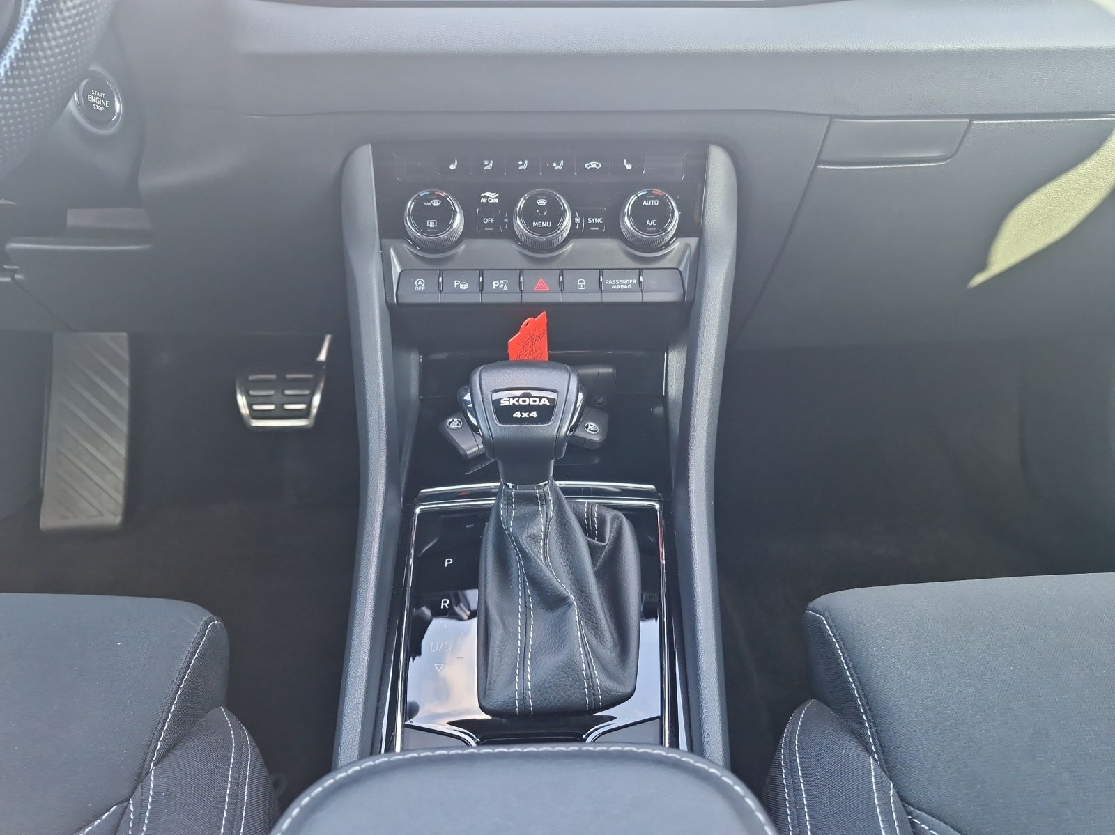 Fahrzeugabbildung SKODA Karoq TDI Sportline 4x4 Matrix PANO ACC Kamera36