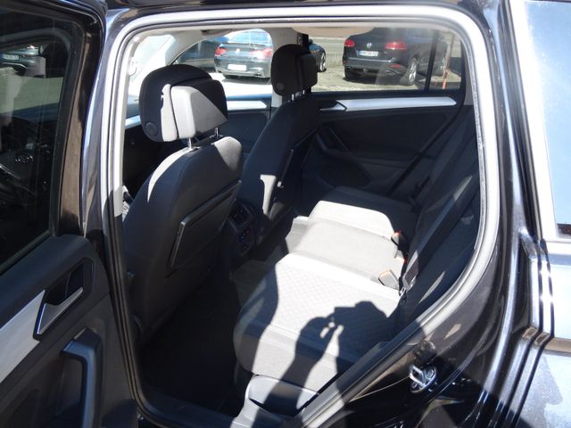 Fahrzeugabbildung Volkswagen Tiguan/R-Line/4x4/DSG/AHK/Navi/Super Optik