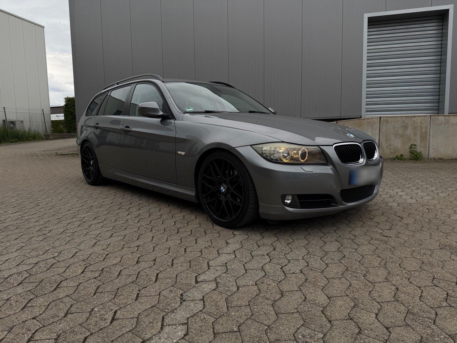 BMW 318 2009 — rear view