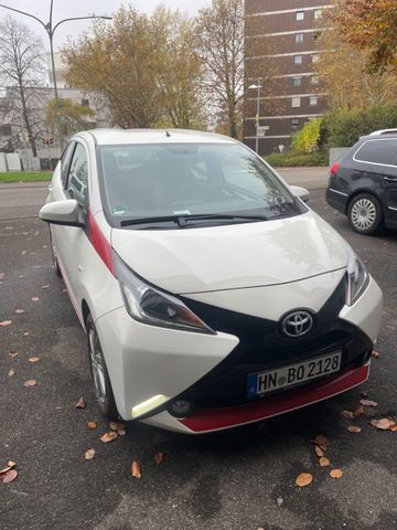 Toyota Aygo (X) 1,0-l-VVT-i x-clusiv x-shift x-clusiv