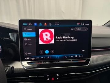 Volkswagen Golf VIII Variant 1.5 eTSI R-Line AHK*Pano*LED