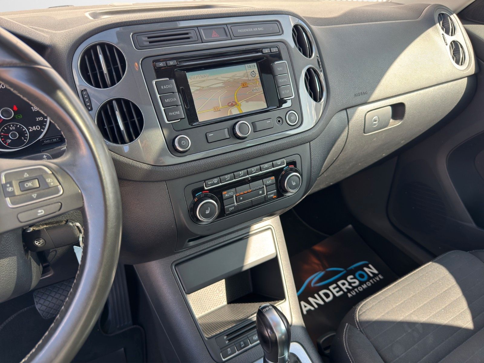 Fahrzeugabbildung Volkswagen TIGUAN 2.0 TDI 4MOT SPORT&STYLE DSG PANO AHK NAV