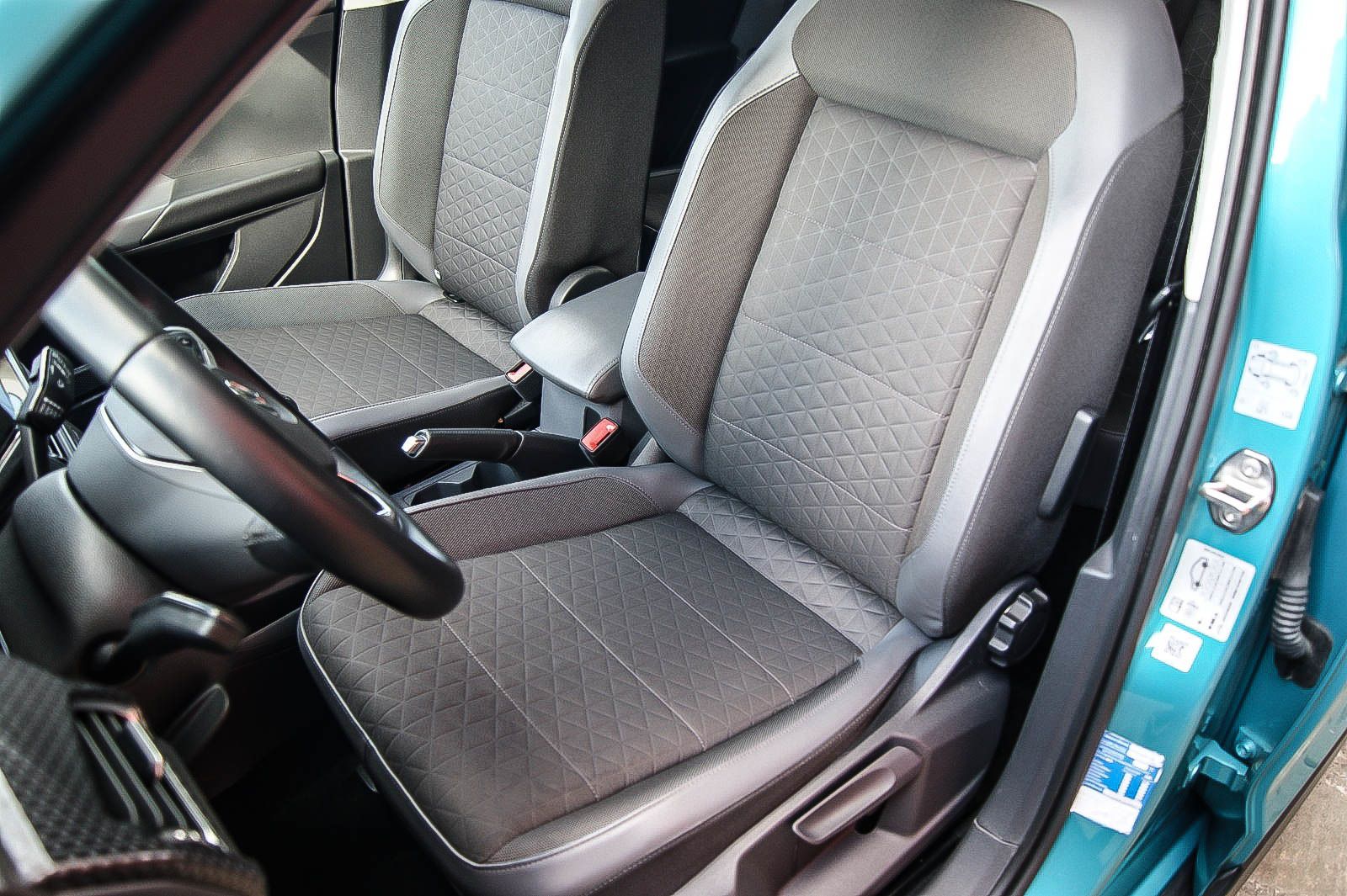 Fahrzeugabbildung Volkswagen T-Cross HIGHLINE 1.0 TSI NAVI LED VIRTUAL 1.HAND