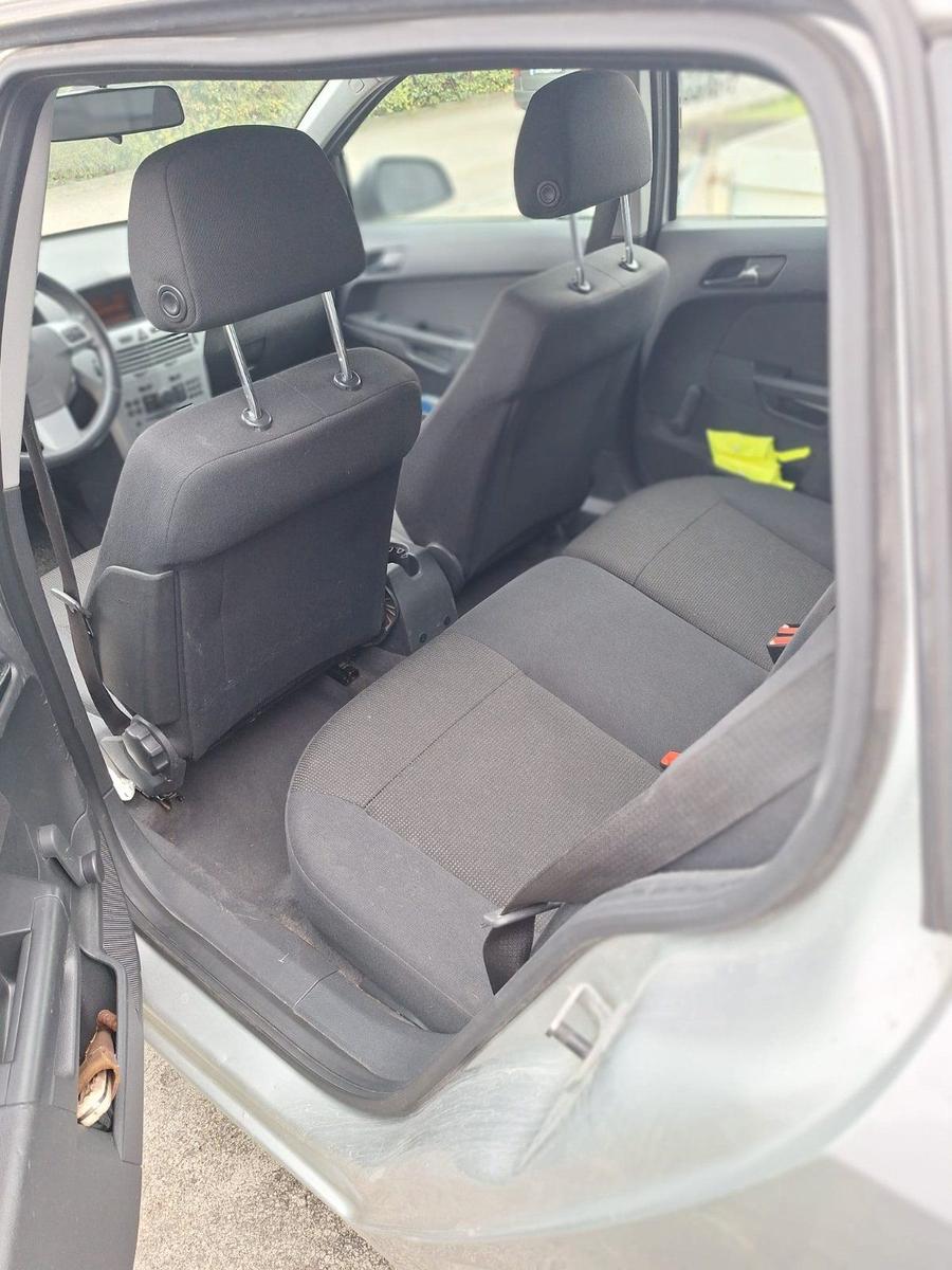 Opel Astra 2010 — photo 7