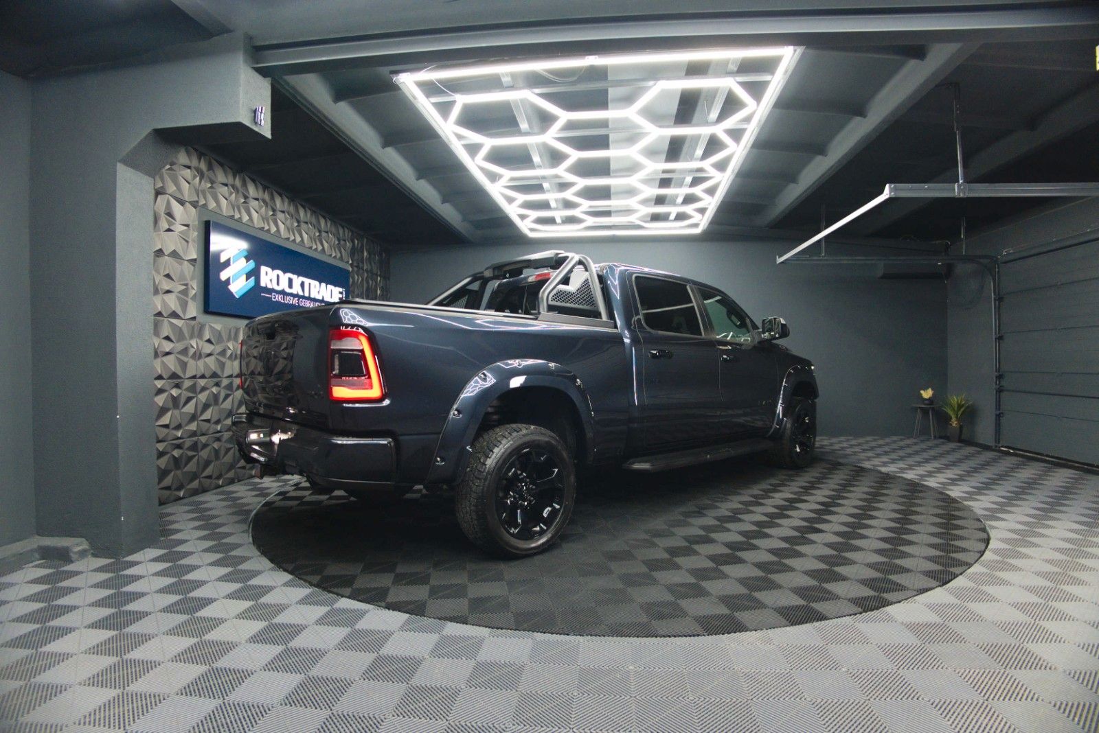 Fahrzeugabbildung Dodge RAM 5.7 V8 HEMI 4x4 OFFROAD Night-Paket LONGBED