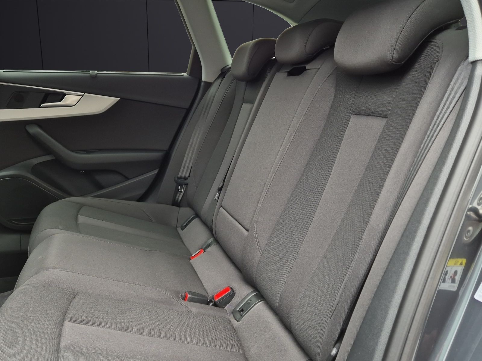 Fahrzeugabbildung Audi A4 Avant 35 TFSI advanced S-tronic LED Navi SHZ