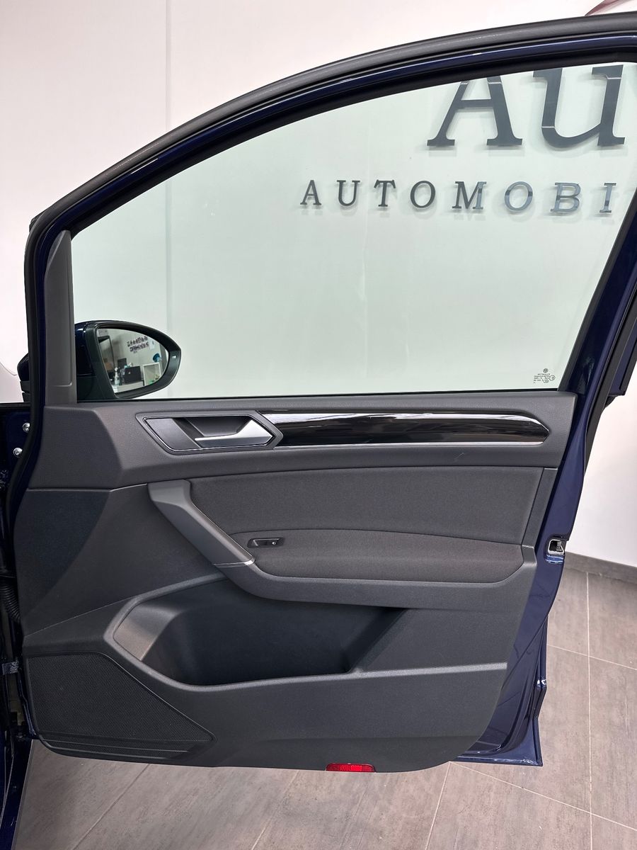 Fahrzeugabbildung Volkswagen Touran 7-Sitzer NAV+LED+ACC+KAMERA+PANO+STANDHZG