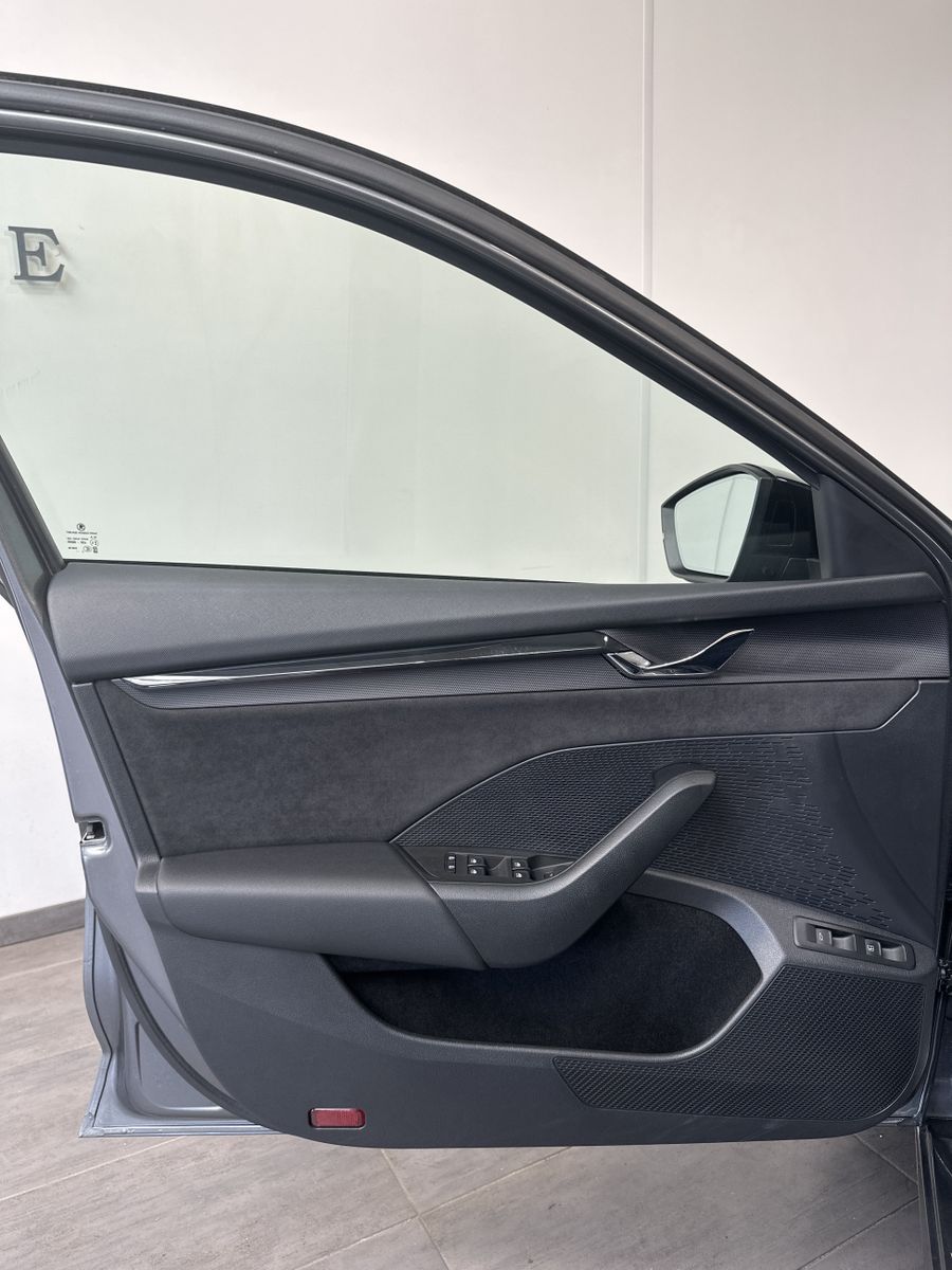 Fahrzeugabbildung SKODA Octavia Combi 1.4 TSI iV RS DSG NAV+LED+KAM+18ZO