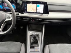 Fahrzeugabbildung Volkswagen Golf VIII Variant Life Navi Sitzh LED ACC AHK