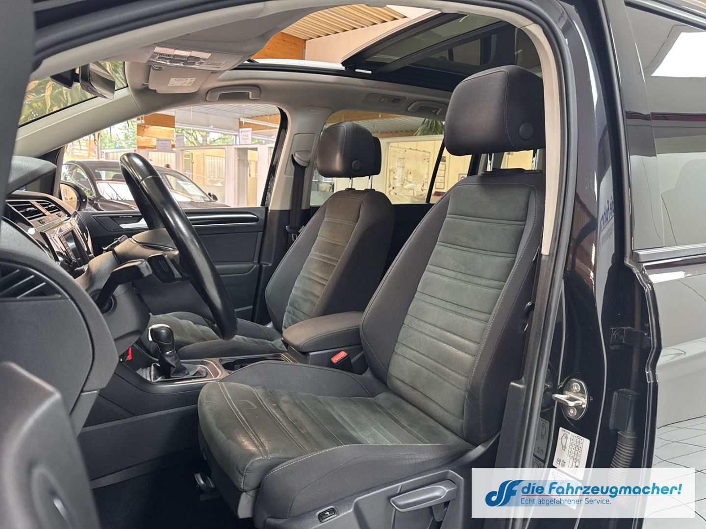 Fahrzeugabbildung Volkswagen Touran Comfortline TDi  DSGPano LED Navi Massage