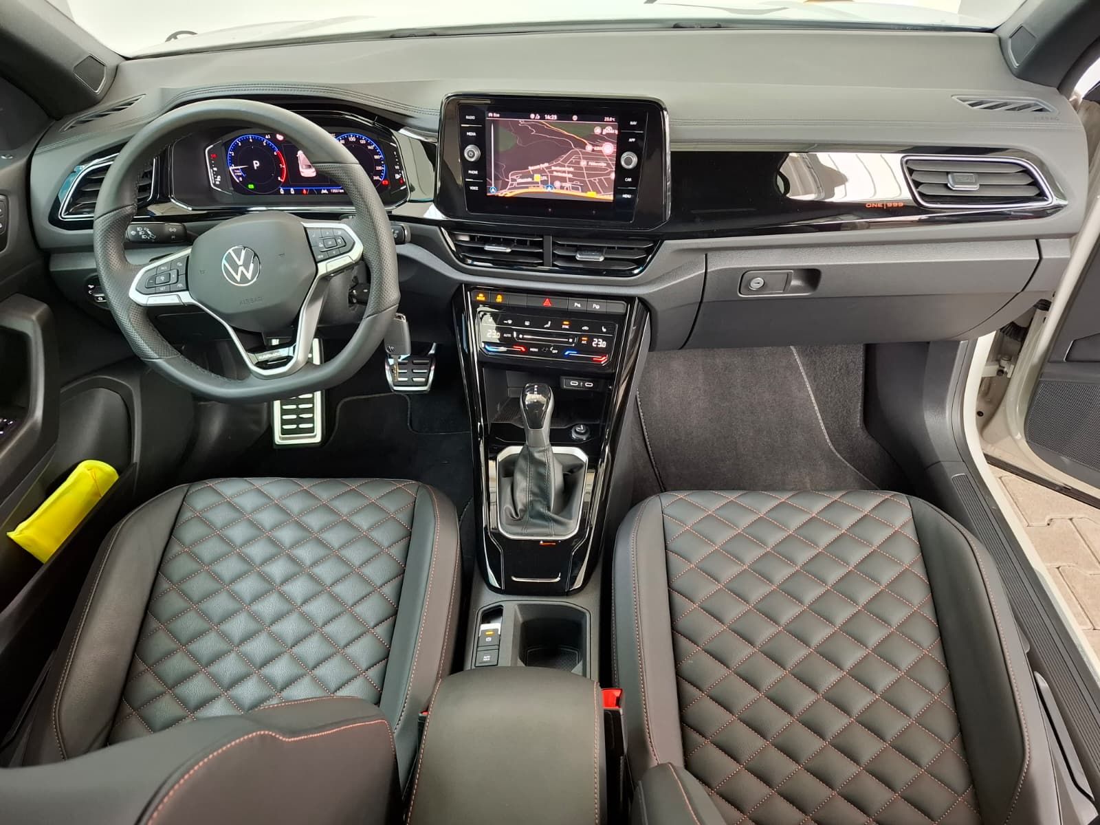 Fahrzeugabbildung Volkswagen T-Roc Cabriolet R-Line Edit. Karmann 1,5 TSI DSG