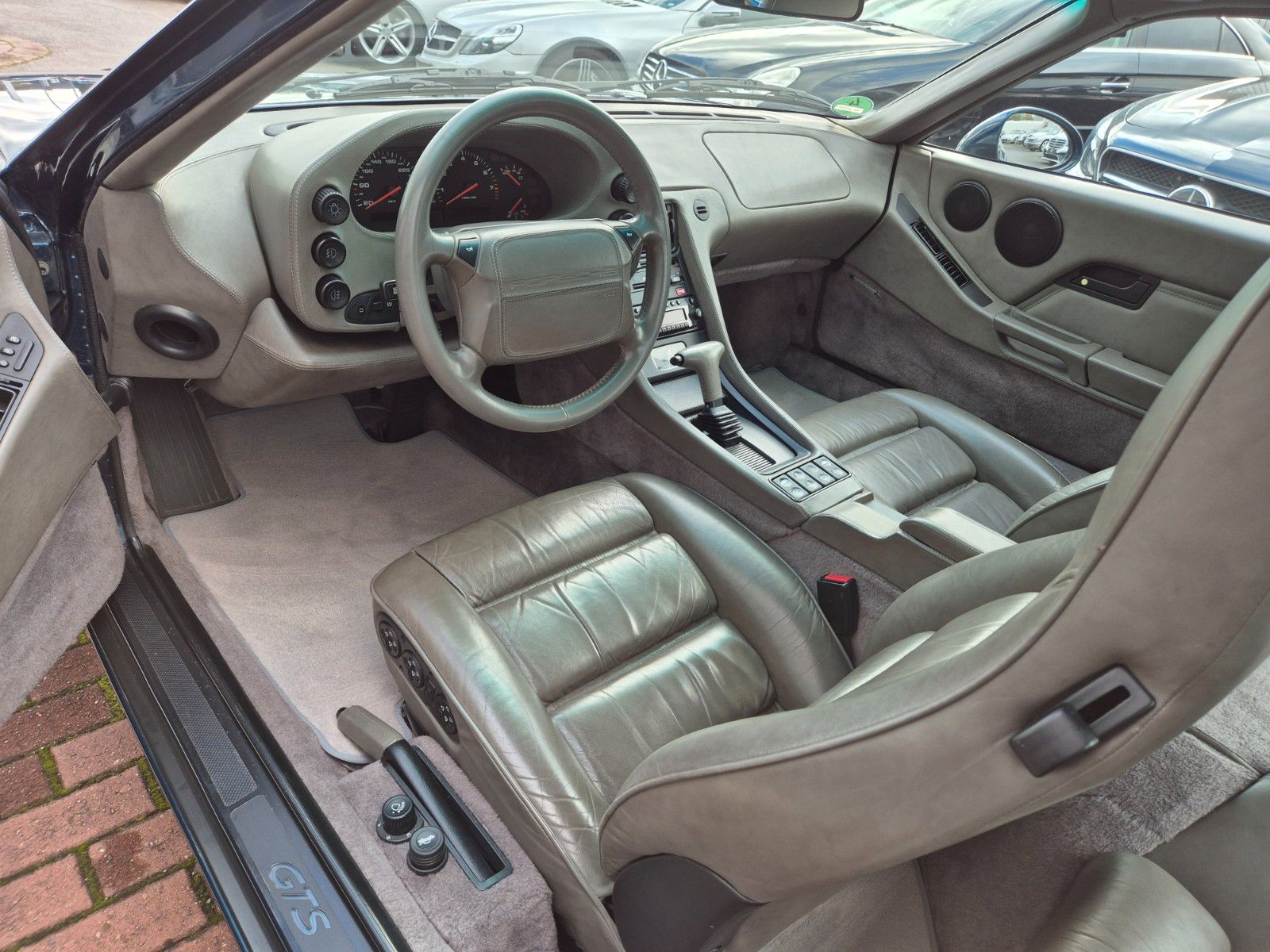 Fahrzeugabbildung Porsche 928 GTS/Deutsch/Kpl. Historie/SD/Blau mit grau