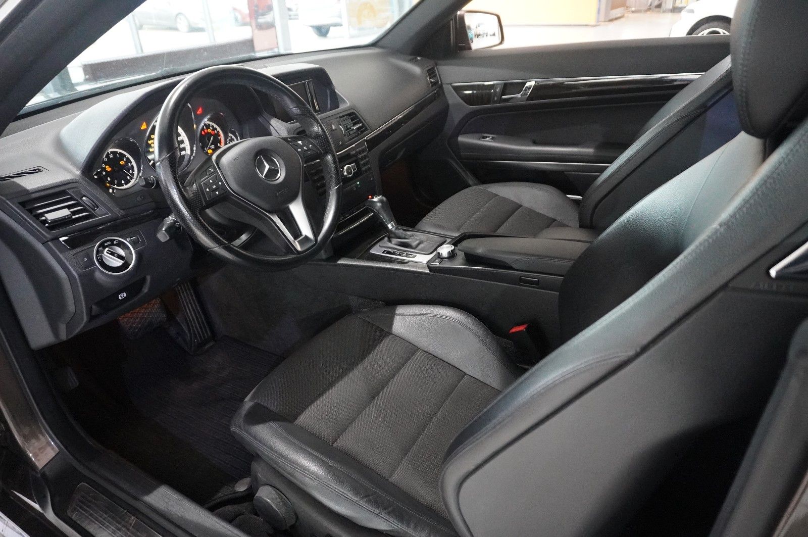 Fahrzeugabbildung Mercedes-Benz E 200 COUPE AVAMTGRADE NAVI/SHZ/SPORT/PDC/TEMP.