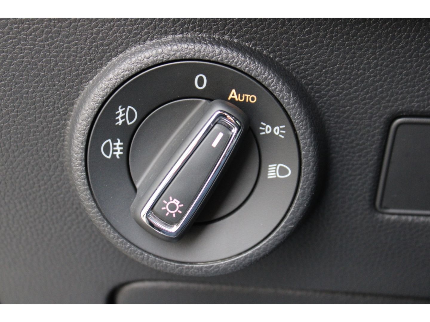 SEAT Ateca 1.5 TSI Xcellence LED GJR GRA RFK Navi AHK - Image 15