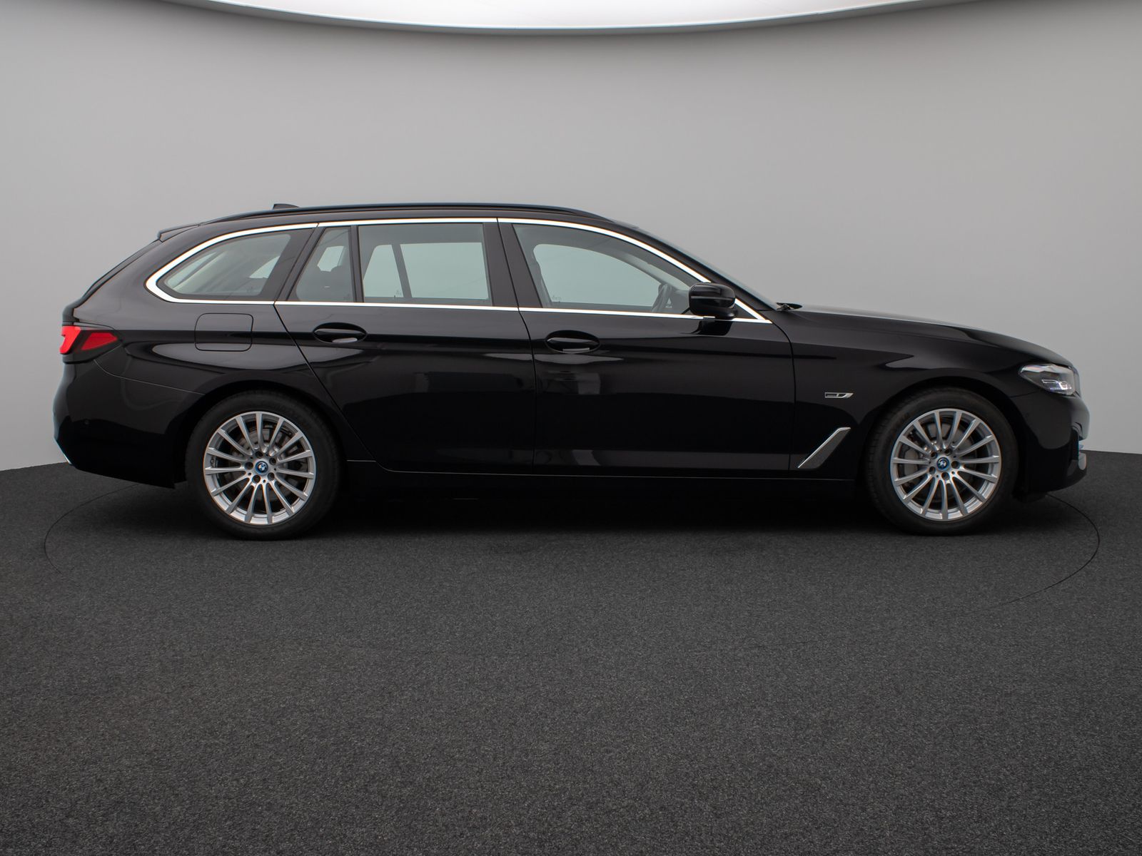 Fahrzeugabbildung BMW 530e Kamera DAB CockPitPro Stop&Go Alarm LED