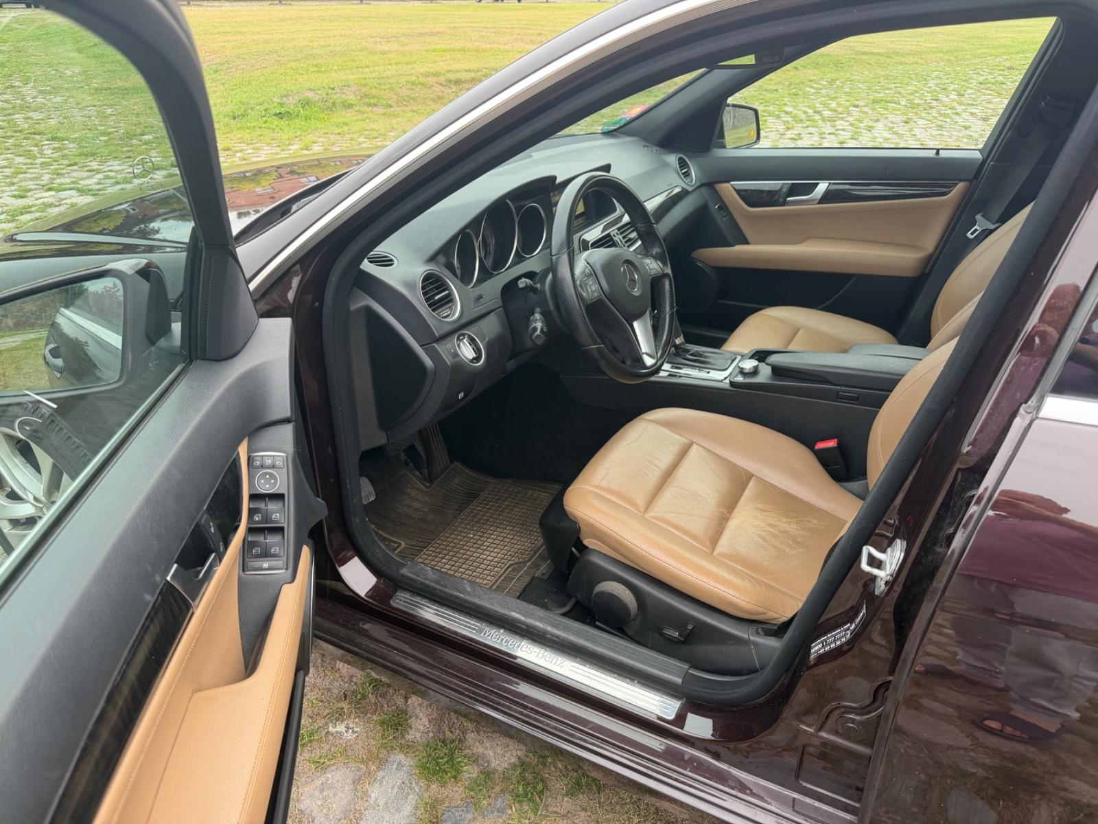 Mercedes-Benz C200 2011 — photo 8