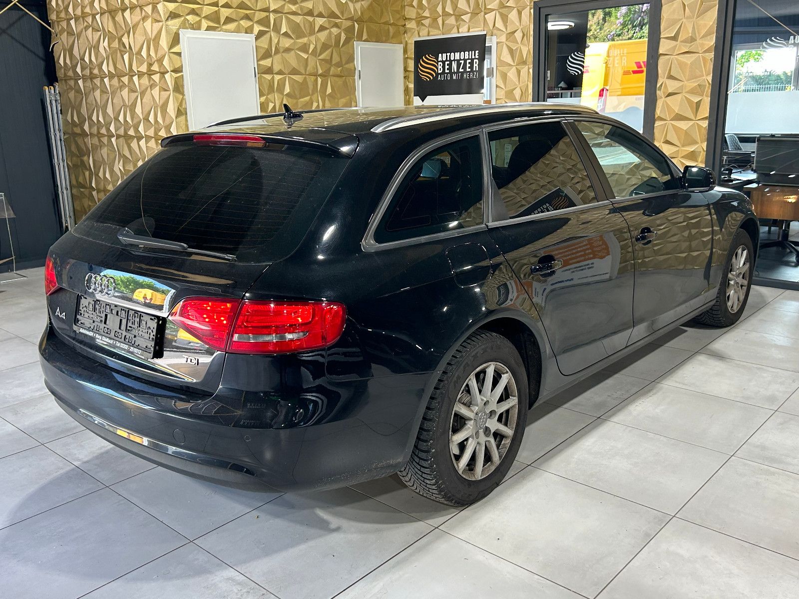 Fahrzeugabbildung Audi A4 Avant Attraction/SHZ/TEMPOMAT/PDC/KLIMA