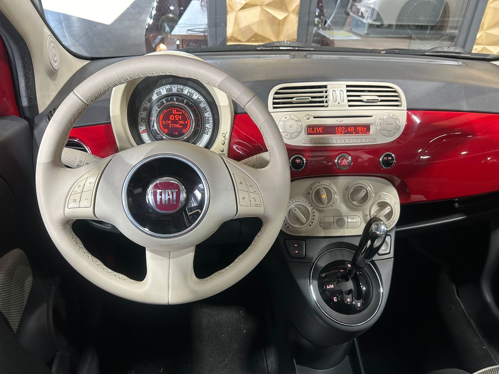 Fahrzeugabbildung Fiat 500 Lounge/AUTOMATIK/PANO/KLIMA/1.HAND