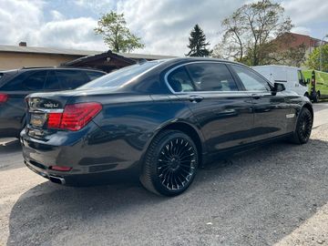 BMW 750 - 12