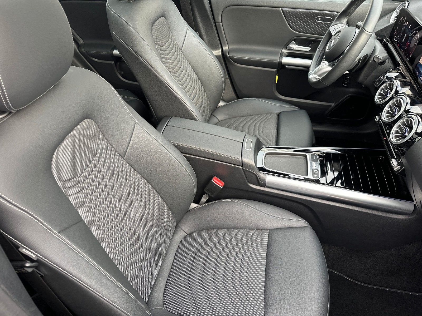 Fahrzeugabbildung Mercedes-Benz GLA 220 4Matic Progressive Line, PANORAMADACH