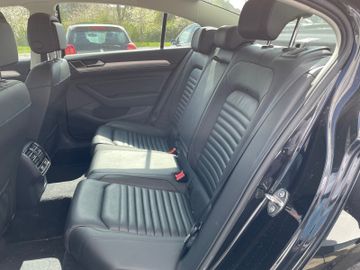 Fahrzeugabbildung Volkswagen Passat Lim. Comfortline, Aut., Navi, Vollleder