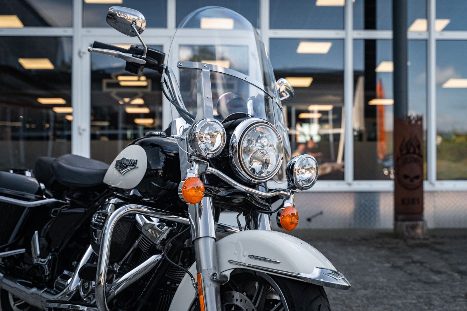 Fahrzeugabbildung Harley-Davidson ROAD KING POLICE FLHP TOURING - JEKILL&HYDE