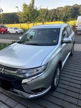 Mitsubishi Plug-in Hybrid Outlander - silberne Mitsubishi Plug-in Hybrid Outlander