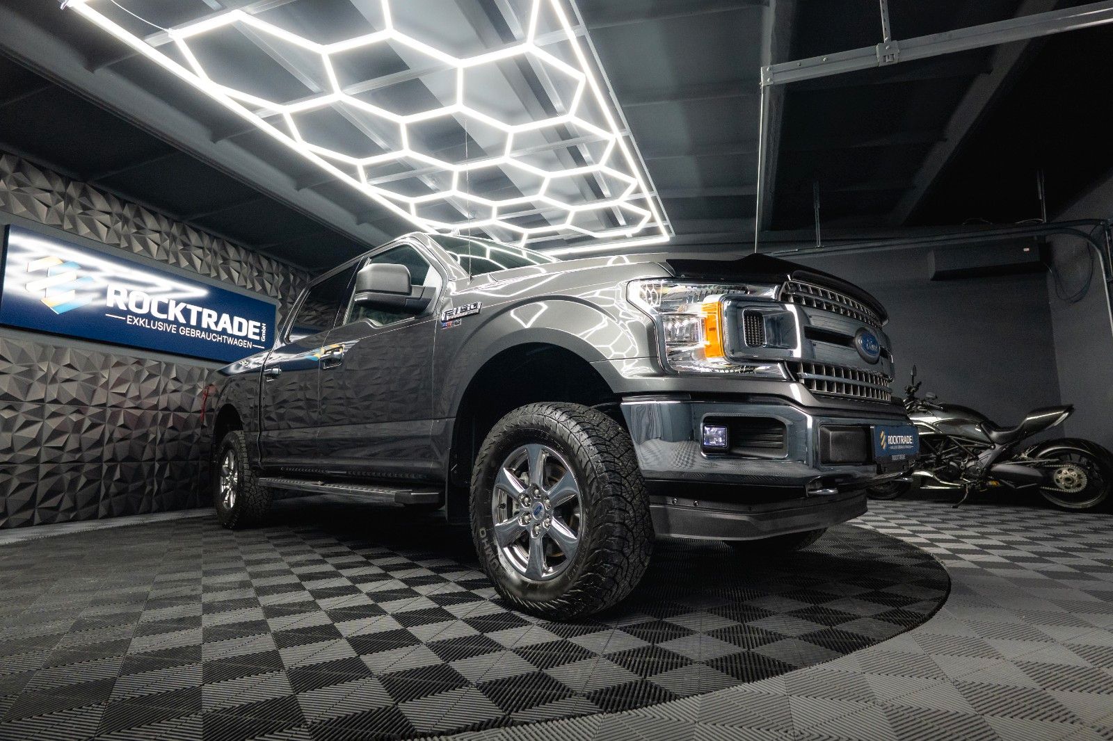 Fahrzeugabbildung Ford F150 5.0L V8 4x4 Offroad XLT SupCrew Unfallfrei