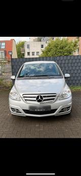 Volkswagen Mercedes Benz B180  von Opa - Volkswagen Golf mit Diesel-Antrieb: Geländewagen