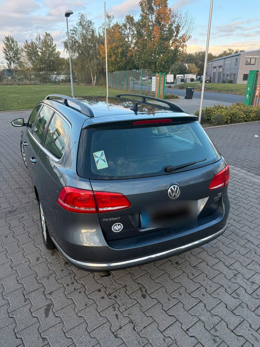Volkswagen Passat 2011 — interior
